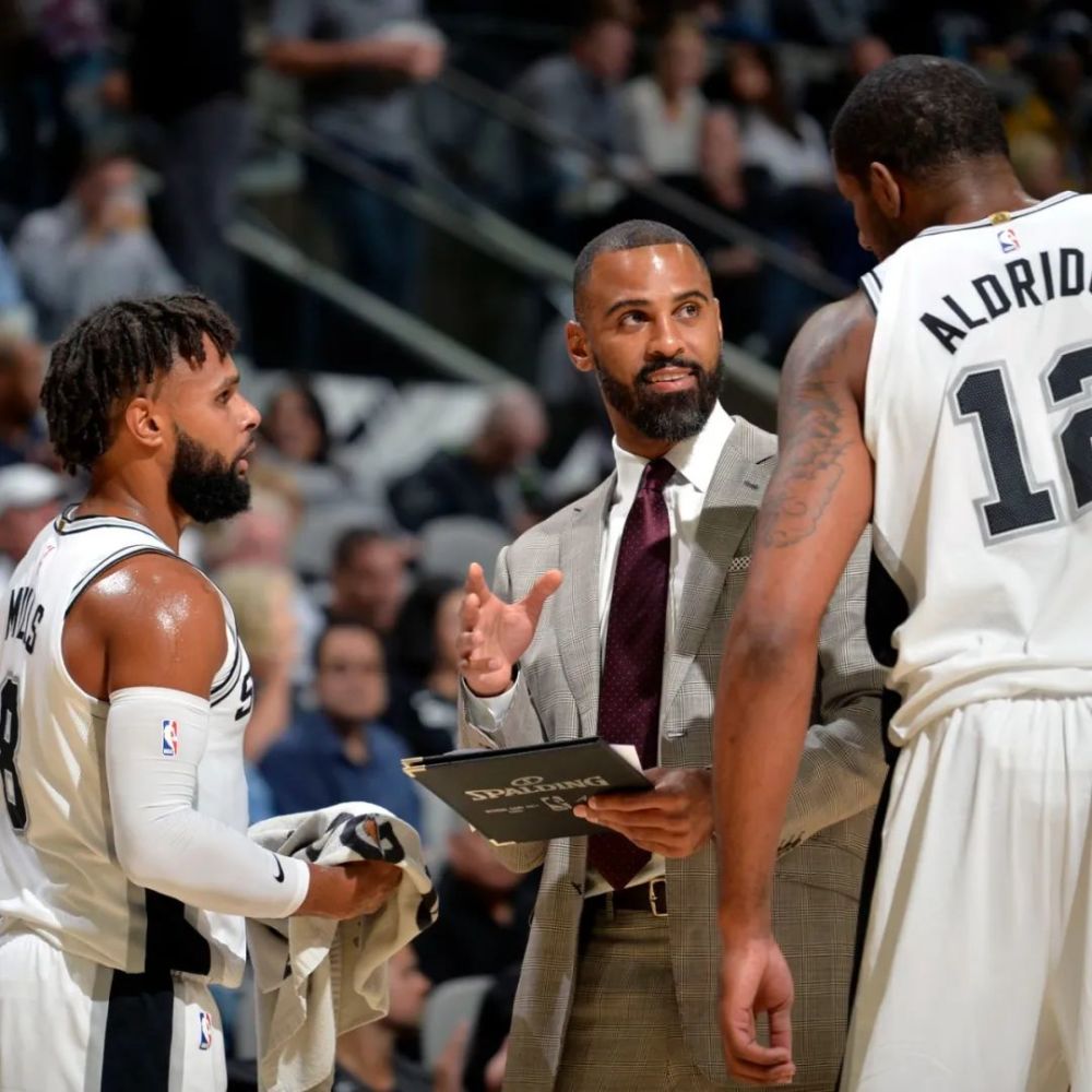 员的出色发 员的出色发